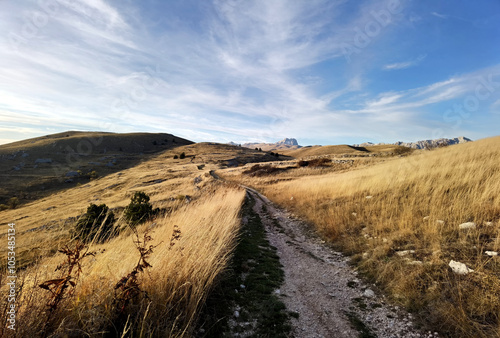 Parco Nazionale d'Abruzzo - Sentiero di montagna in autunno, Corno Grande, mountain landscape in autumn