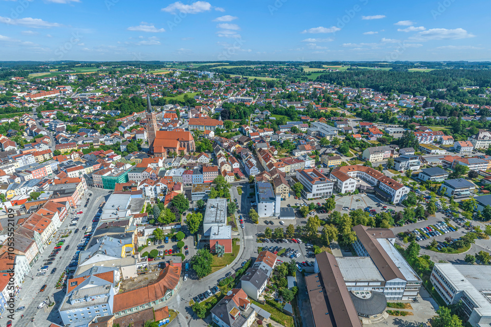 Obraz premium Eggenfelden, Wirtschaftszentrum des niederbayerischen Kreises Rottal-Inn im Luftbild