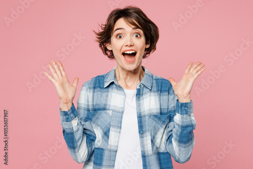 фотографія Young shocked surprised amazed excited woman wearing blue shirt white t-shirt casual clothes spread hands look camera isolated on plain pastel light pink background studio portrait
