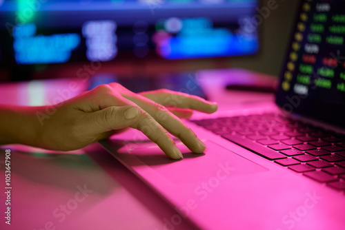 Foto Person typing on laptop in dimly lit office with hands resting on keyboard
