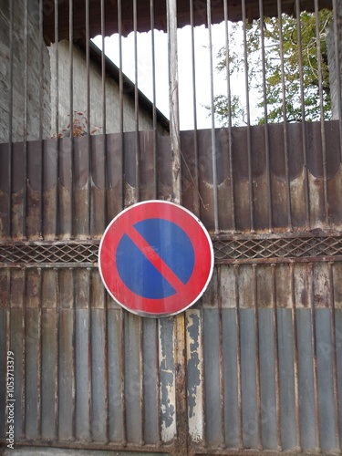 PORTAIL EN METAL AVEC PANNEAU INTERDICTION DE STATIONNER photo