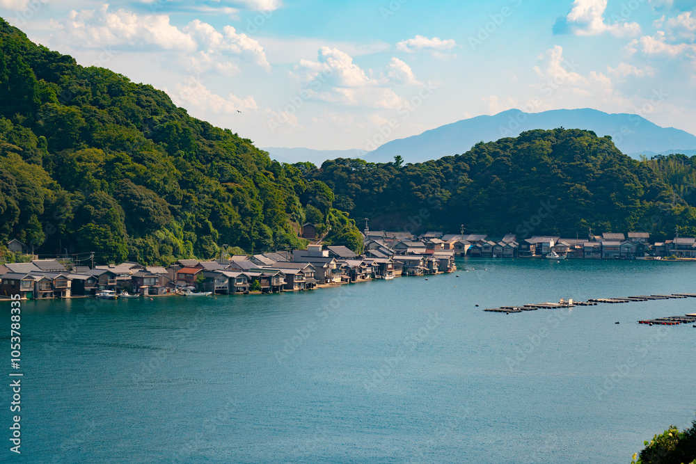 Fototapeta premium 伝統的な建築物が並ぶ漁村, 伊根町と伊根湾の風景