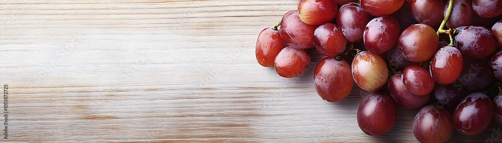 Obraz premium Fresh Grapes on Wooden Surface for Healthy Eating
