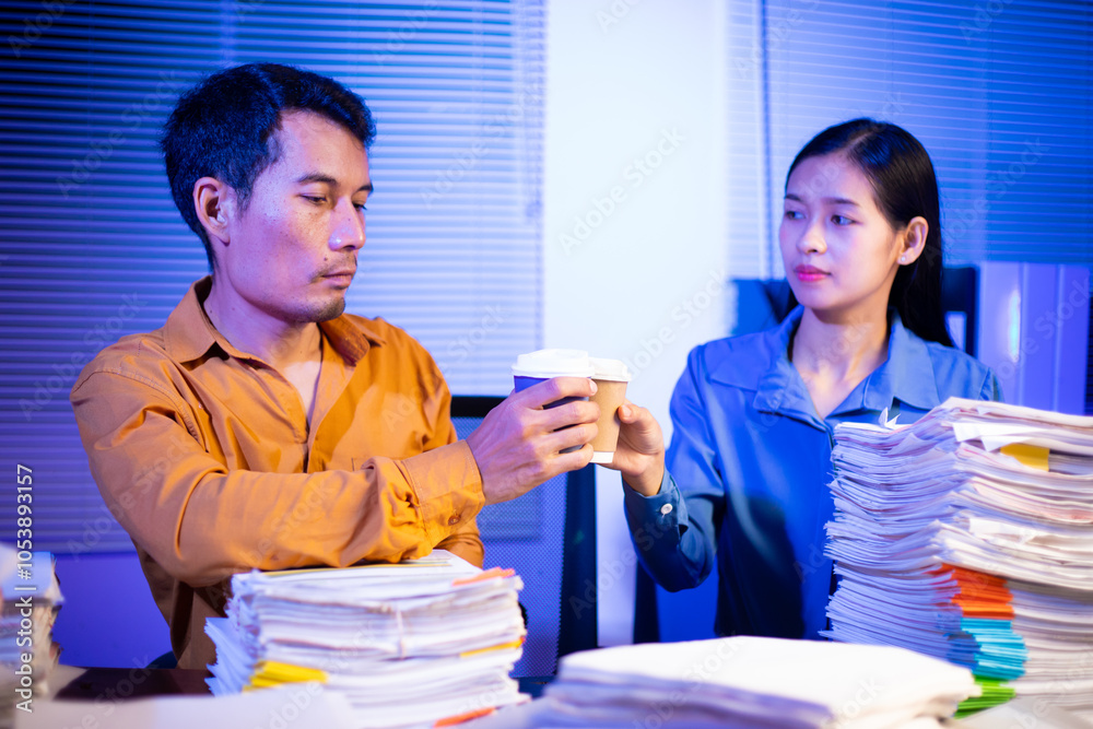 Obraz premium Both male and female employees are required to work overtime to meet deadlines. Employee commitment keeps operations running smoothly and supports organizational goals during times of high demand.