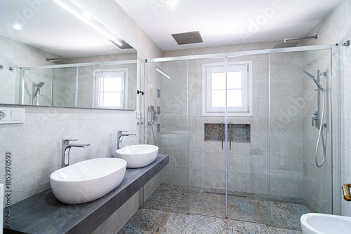 Foto Baño con dos lavabos de diseño y ducha con cristal