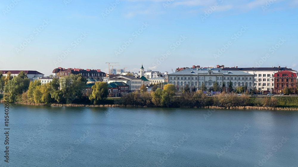 Obraz premium lake in the old town in autumn