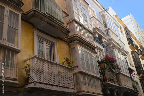 Façades d'immeubles avec des bow windows dans la ville de Cadix en Andalousie photo