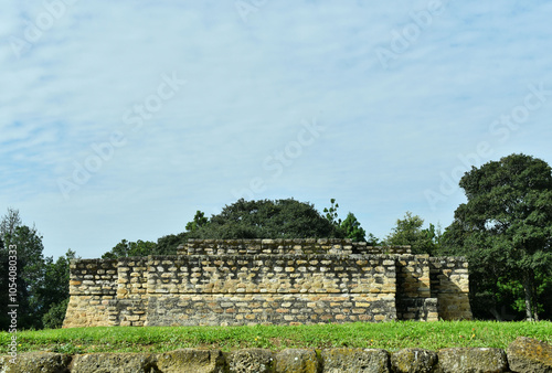 Pirámide en las ruinas de Iximché, destino turístico en Guatemala construido por los Kaqchikeles hace cientos de años. photo