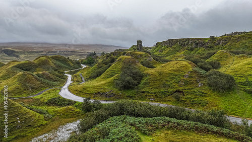 Blick auf die Hügel bei Fairy Glen auf der Isle of Skye, Wolken hinter dem Castle Ewen photo