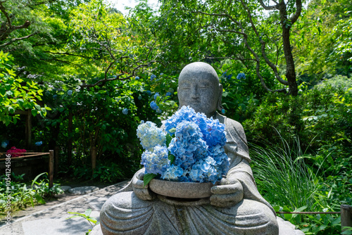 明月院の地蔵と紫陽花