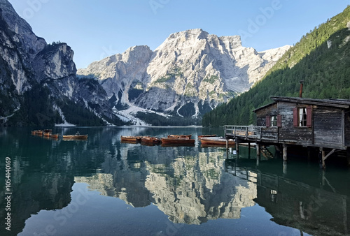 Beautiful mountain lake, Lago di Braies, Dolomiti, Alpi, baita nella natura
