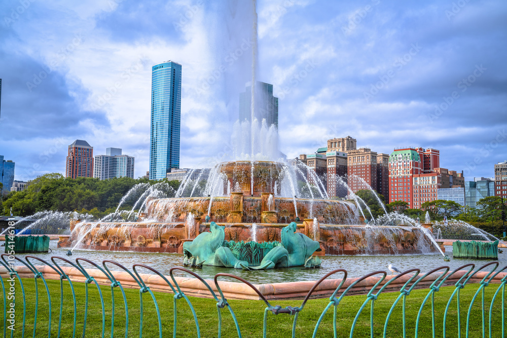 Chicago Buckingham Memorial Fountain and cityscape view