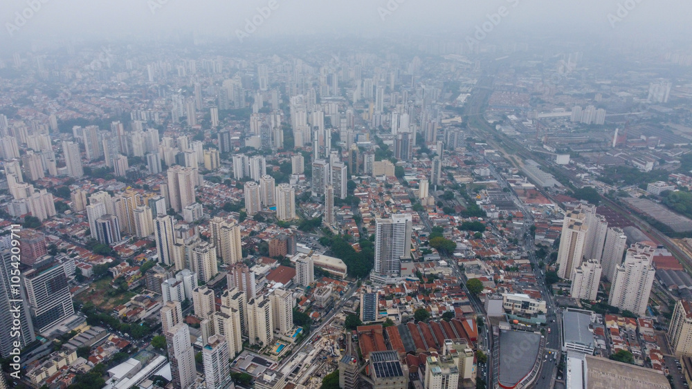 Fototapeta premium Visão aérea da cidade de São Paulo, SP, Brasil em um dia de neblina em 2024