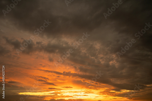 Obraz na płótnie Contrasting sky with clouds at sunset. w salonie