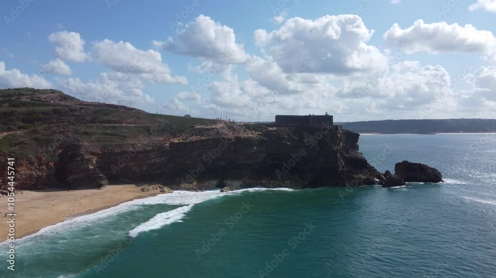 Vue Aérienne du Phare de Nazaré : Côte Portugaise, Plage, océan et falaise capturées par Drone. Farol da Nazaré, Portugal.