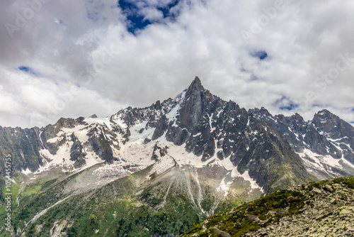 Foto The Petit Dru mountain summit displays rugged peaks and rocky formations against clear sky