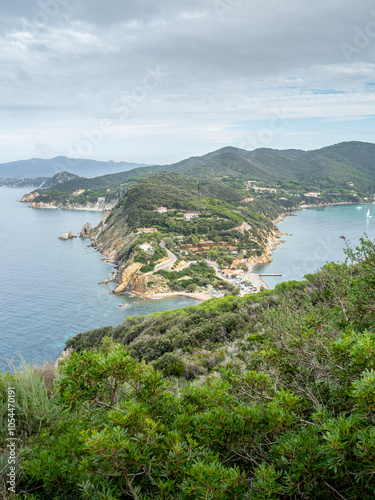 Küstenpanorama der Insel Elba: Weitläufige Aussicht auf das azurblaue Meer und malerische Küstenlinie