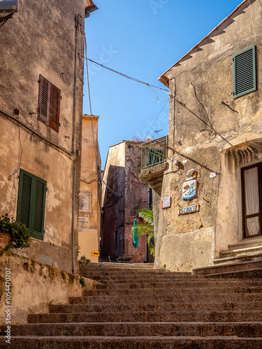 Verwinkelte Gasse mit Steintreppe in der alten Stadt Marciana auf Elba – Einblick in historisches Flair und Architektur photo