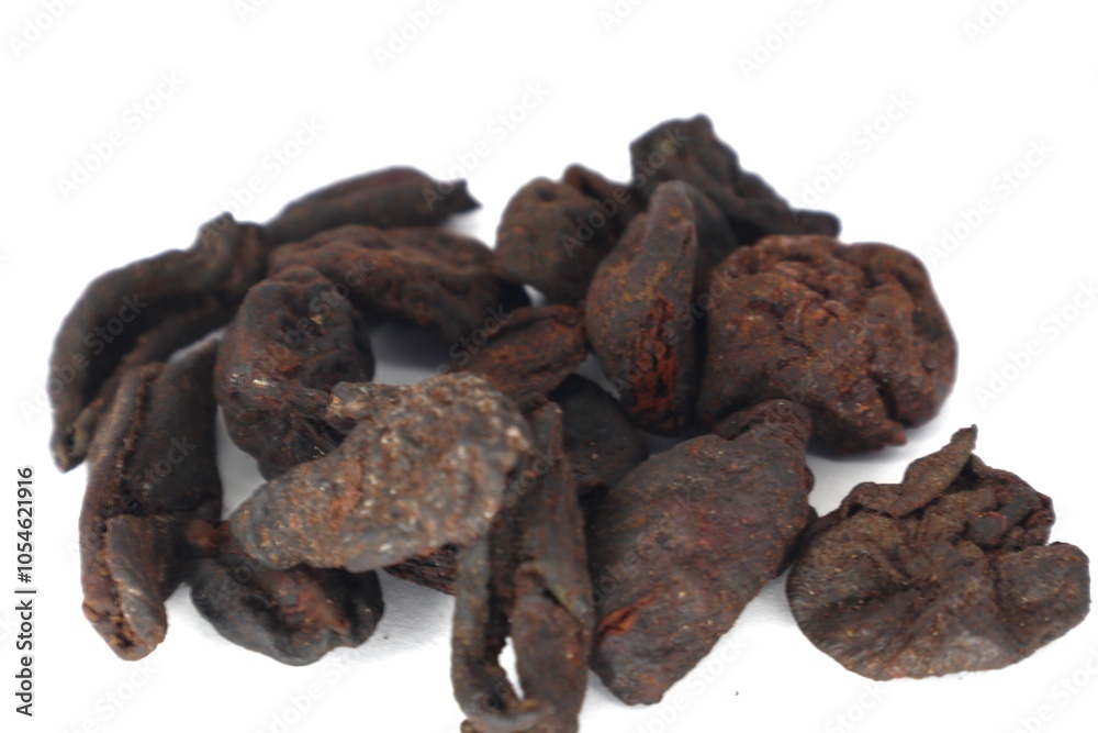 Obraz premium The photo shows a close-up of dried Garcinia xanthochymus (asam kandis) peels. These peels are commonly used in Southeast Asian cuisine, particularly in Indonesian cooking.