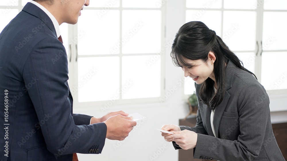 名刺交換をするビジネスパーソン 名刺交換をするビジネスパーソン