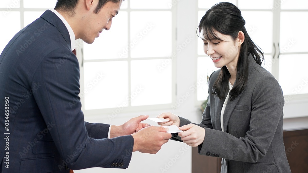 名刺交換をするビジネスパーソン