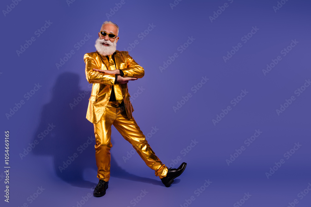 Full size photo of old macho man clubbing dance dressed glamour stylish golden outfit party isolated on purple color background Full size photo of old macho man clubbing dance dressed glamour stylish golden outfit party isolated on purple color background