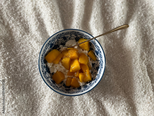 Zdrowe śniadanie z mango i twarogiem
