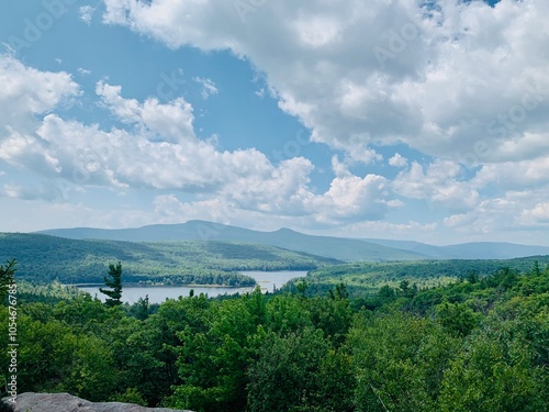 Foto NEW YORK - August 6, 2021: view from top of mountain overlooking North-South Lak