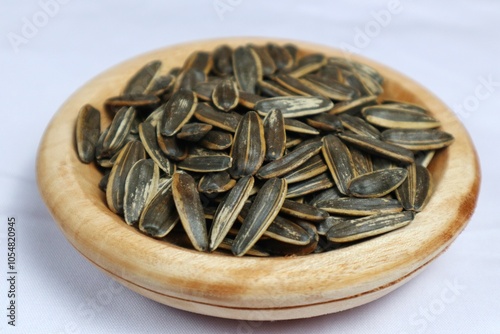Obraz na plátně Kwaci from dried and salted sunflower seeds.