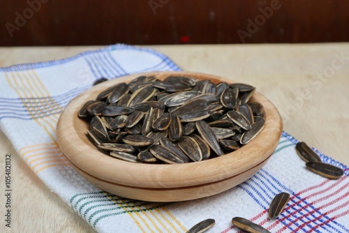 Obraz na plátně Kwaci from dried and salted sunflower seeds.