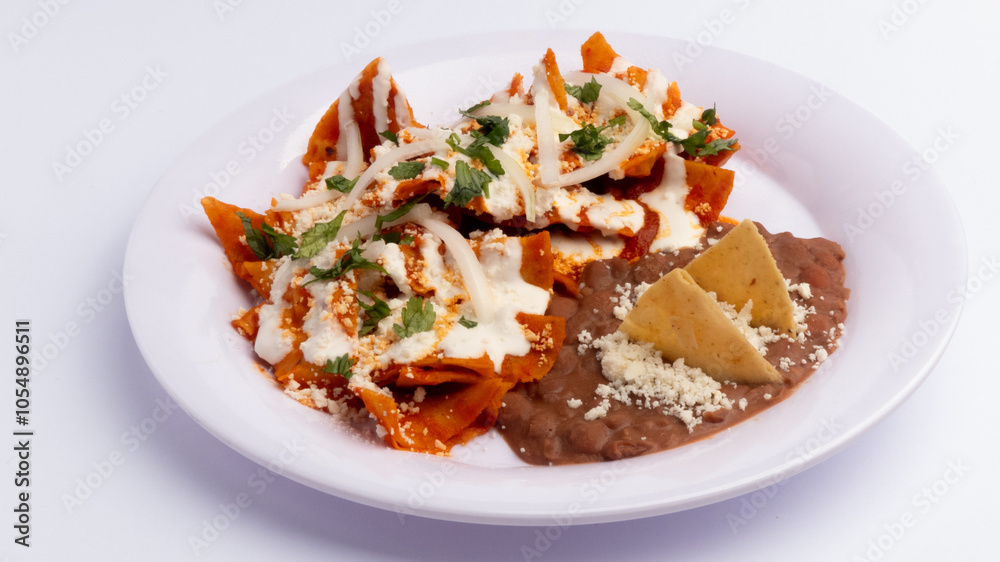 Chilaquiles rojos con frijoles, totopos y queso Chilaquiles rojos con frijoles, totopos y queso