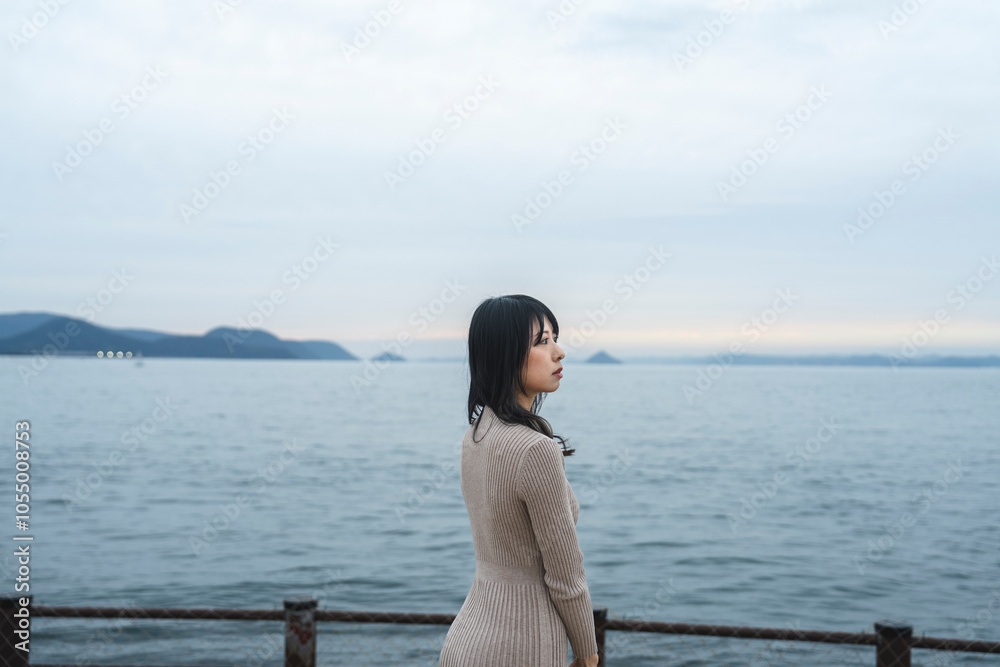 海にいる女性 海にいる女性