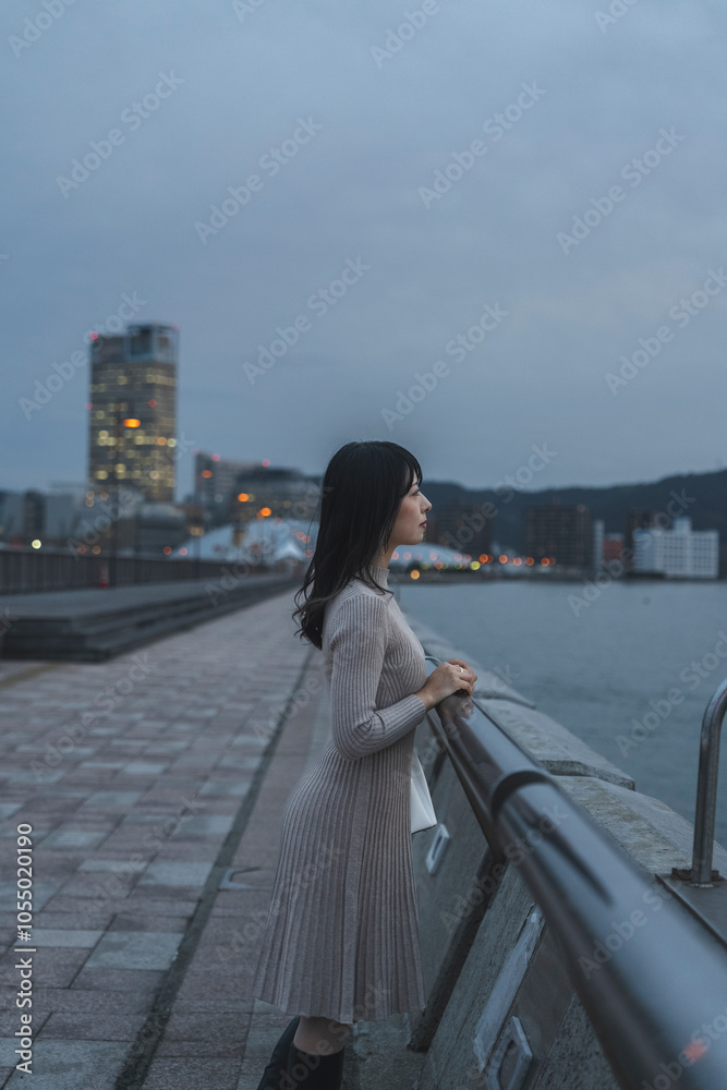 夕暮れの海にいる女性 夕暮れの海にいる女性