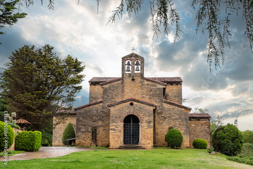 Fotografia Front facade of the church San Julian de los Prados in Oviedo after a rain showe