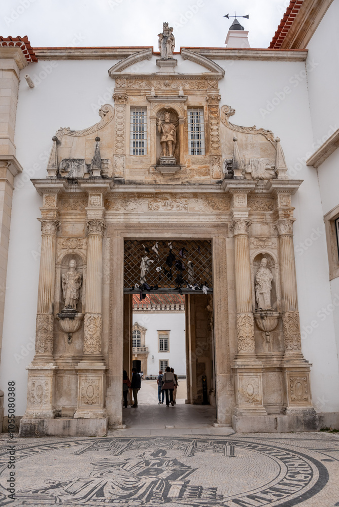 Obraz premium The iron gate at the old building of the famous Coimbra university