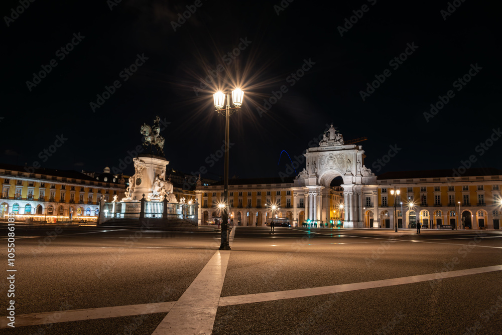 Naklejka premium Iconic commercial square and the Rua Augusta Arch at night