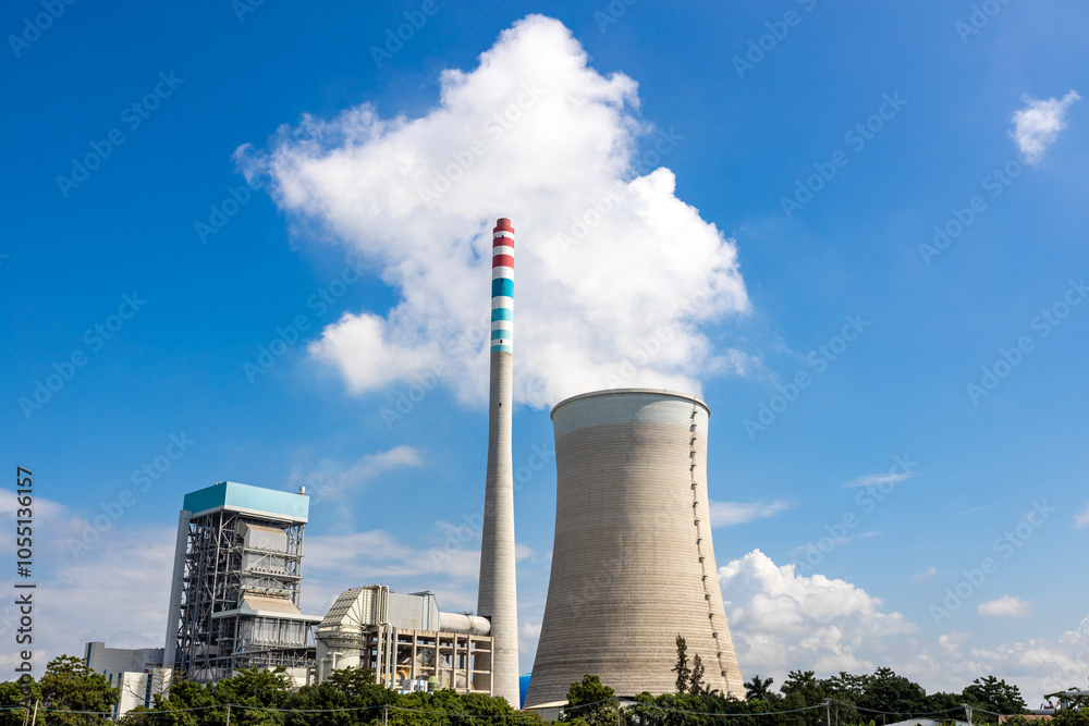 Obraz premium A thermal power station that emits steam under the scorching sun