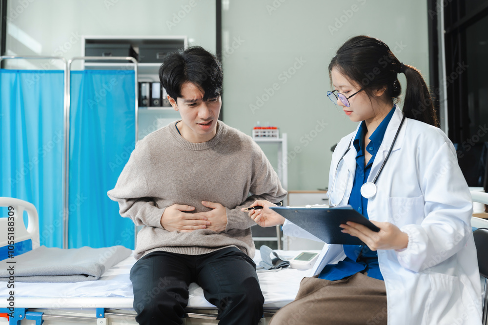 Obraz premium medicine, healthcare and people concept - doctor talking to male patient at bed in hospital.