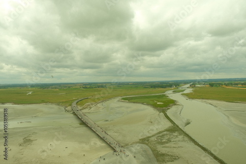 Paysage de plaine ciel gris