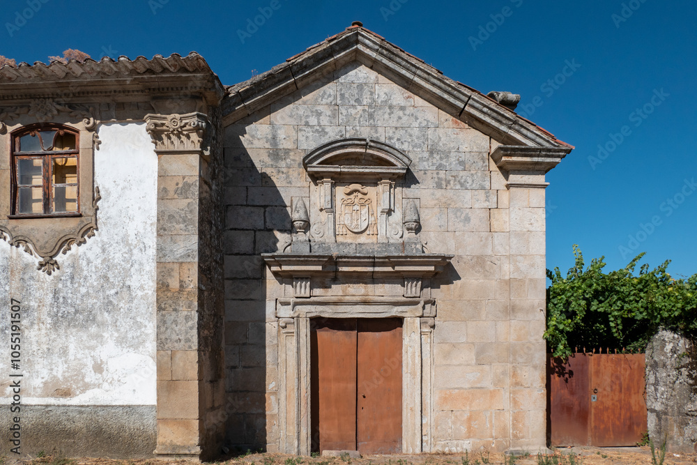 Naklejka premium Capela anexa à casa brasonada de Selores em Carrazeda de Ansiães. Capela também com brasão e ornamentos heráldicos e detalhes arquitetónicos na aldeia de Selores em Portugal