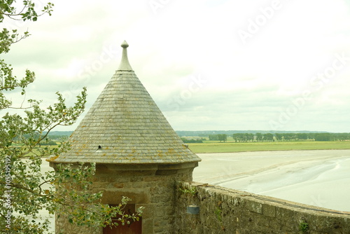 Clocher dans paysage couvert