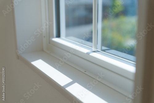 格子のついた白い上げ下げ窓