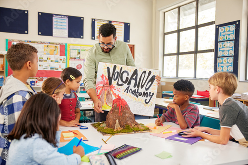 Konstfotografi Teacher explaining volcano anatomy to elementary class