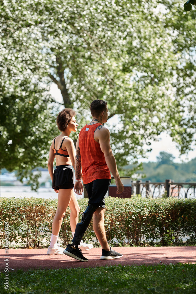 Obraz premium Two friends enjoying an outdoor workout, showcasing strength and camaraderie in a sunny park.