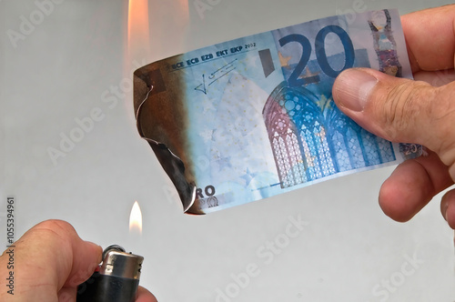 Geld verbrennen photo