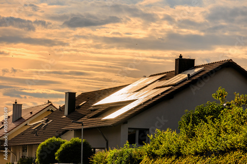 Solardach glänzt im Sonnenuntergang vor markantem Abendhimmel