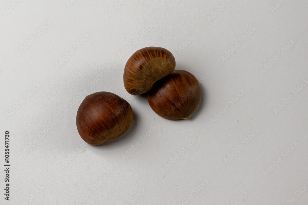 Obraz premium hazelnuts on a wooden table