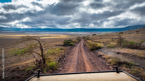 Vue depuis le toit d'un 4x4 entrant dans le cratère du Ngorongoro, Tanzanie, sous un ciel lourd de nuage photo