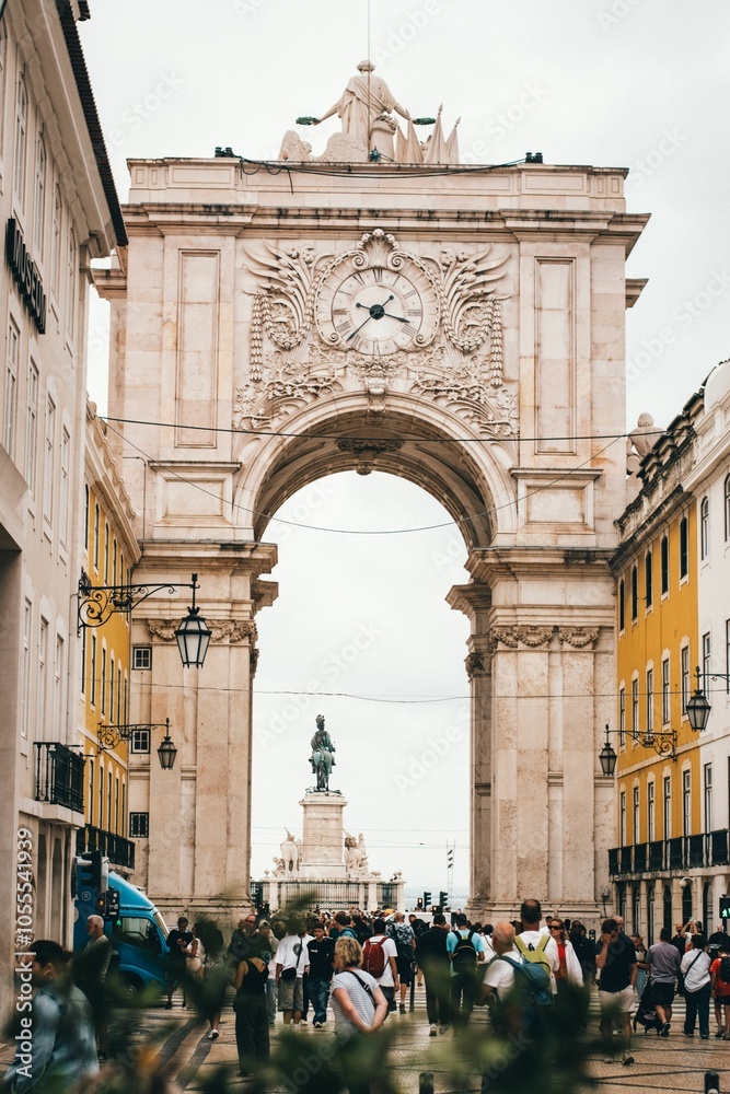Obraz premium Gather at the Arco da Rua Augusta in Lisbon, Portugal