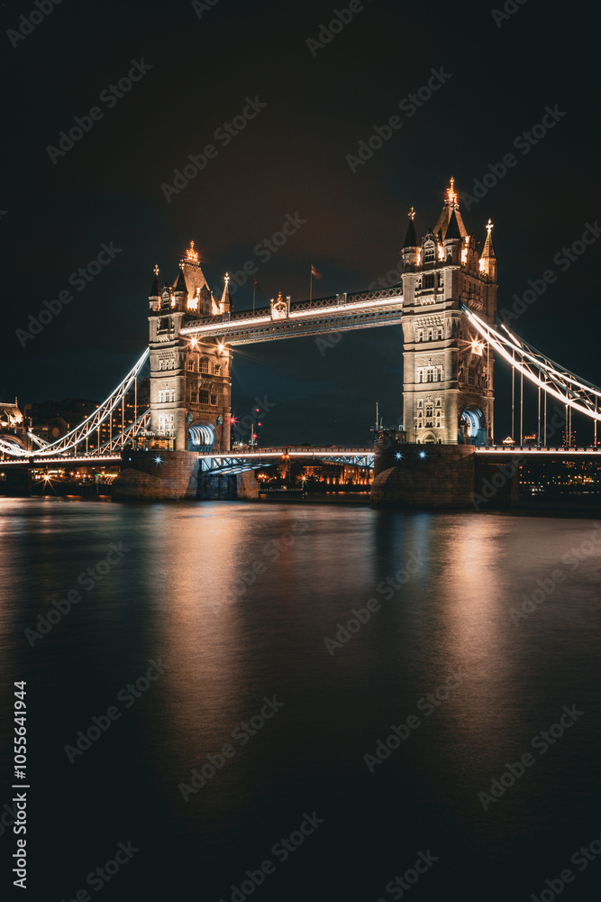 Obraz premium Le Tower Bridge de nuit